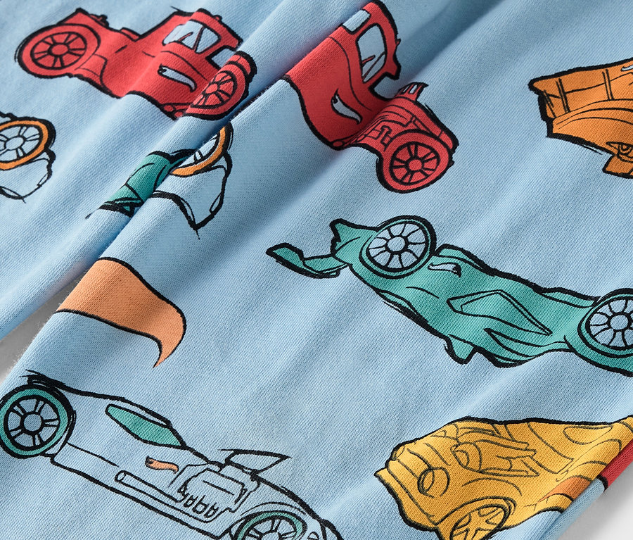 Hellblauer Stoff mit einem Aufdruck von bunten Autos.