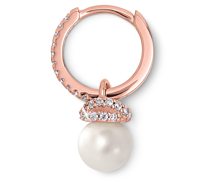 Detailaufnahme eines Ohrrings mit Perle und Zirkonia in Gold.