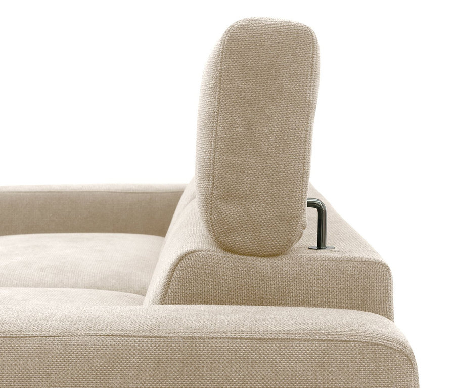 Detailansicht des creme-farbenen DOMO Eck-Schlafsofas mit Hocker, rechtsbündig.