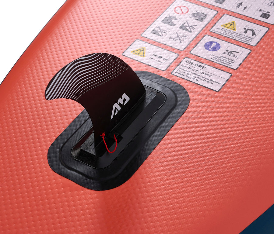 Detail des Finnenkastens eines roten Aqua Marina SUP Board »Monster« 12'0".