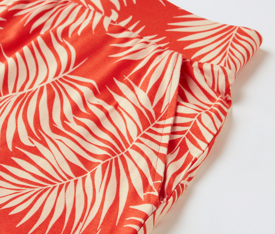 Detailansicht der bedruckten Jerseyshorts mit Palmenmuster.