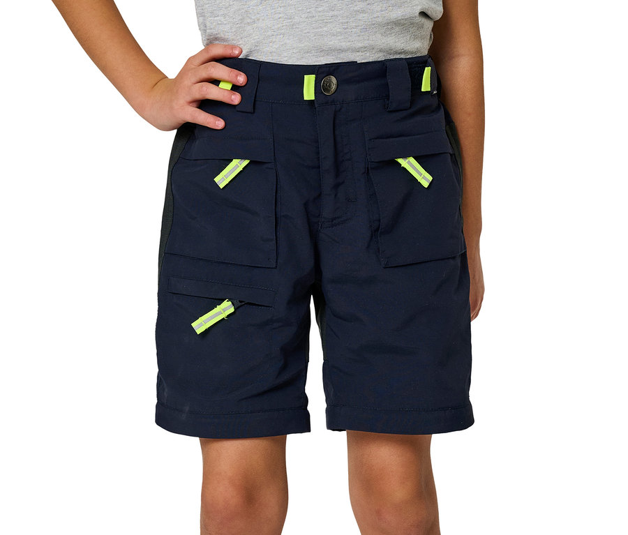 Junge posiert in marineblauen Jako-O Zipp off Hose.