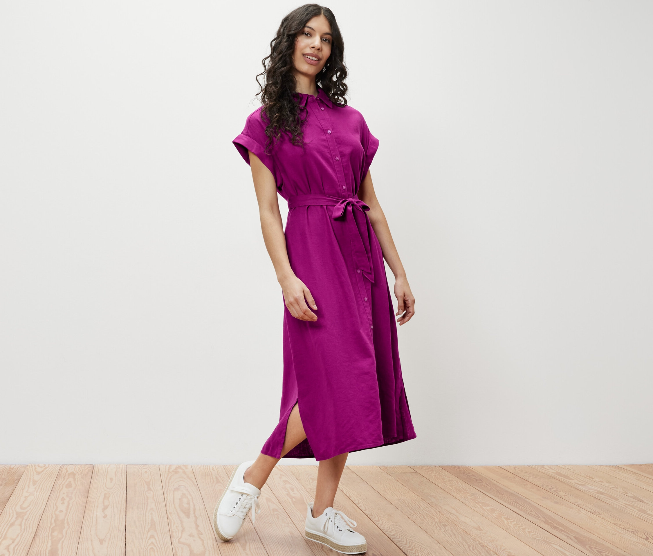 Frau posiert in einem Leinenkleid.