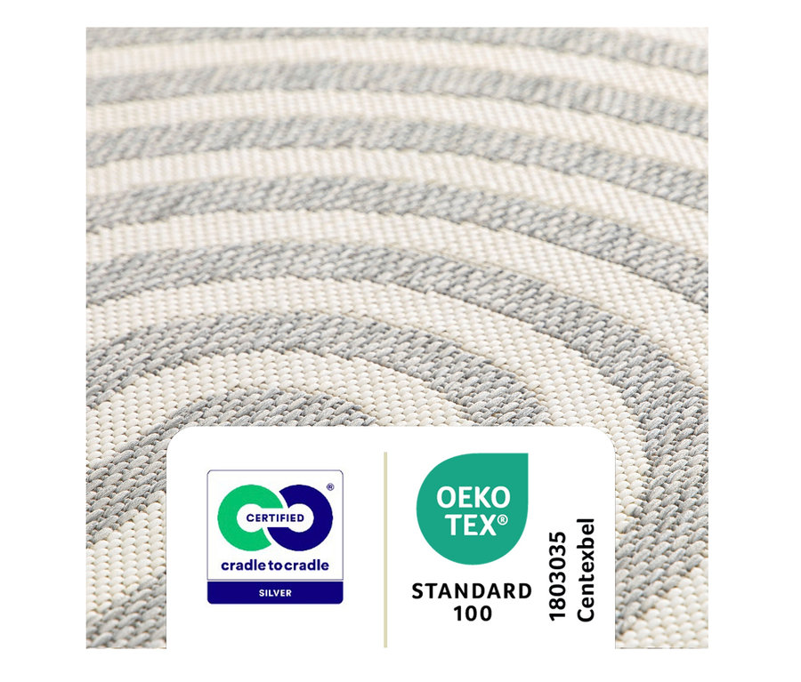Detailaufnahme eines grau-weißen Outdoor-Teppichs mit Cradle to Cradle- und Oeko-Tex-Zertifikaten.