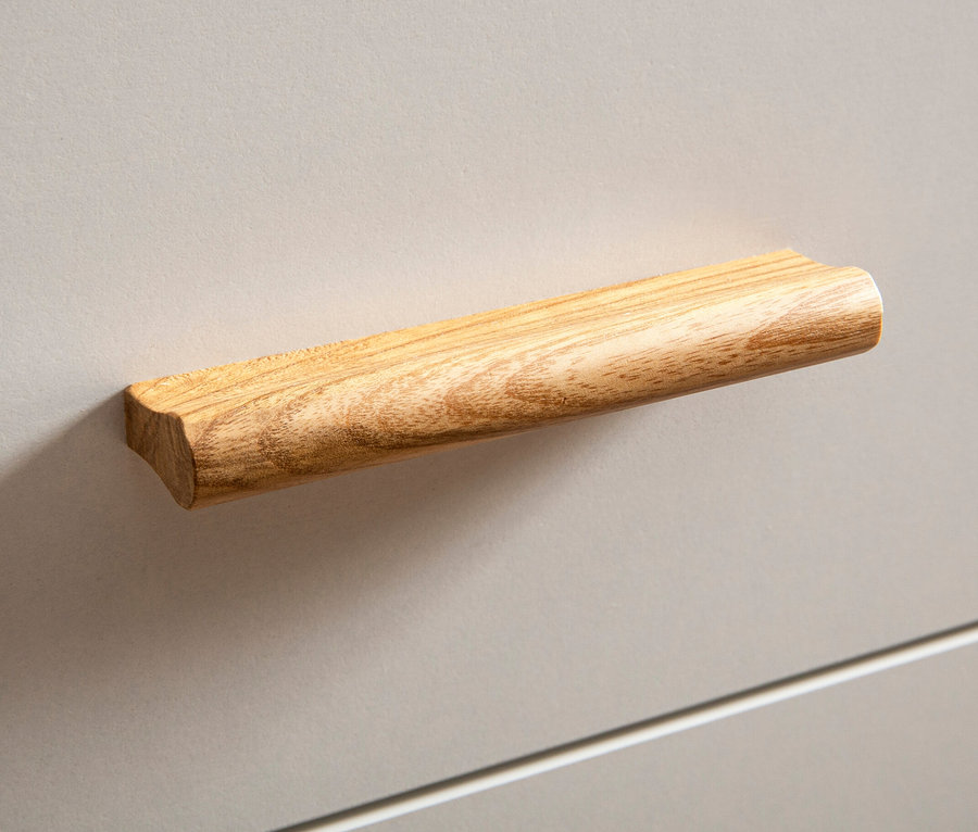 Detailaufnahme eines grauen Aktenschranks »Torge« mit Holzgriff.