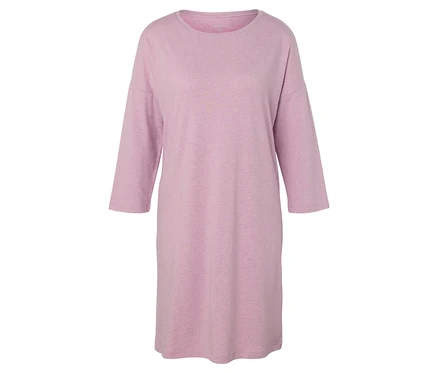 Ein rosafarbenes T-Shirt-Kleid mit Dreiviertelärmeln.