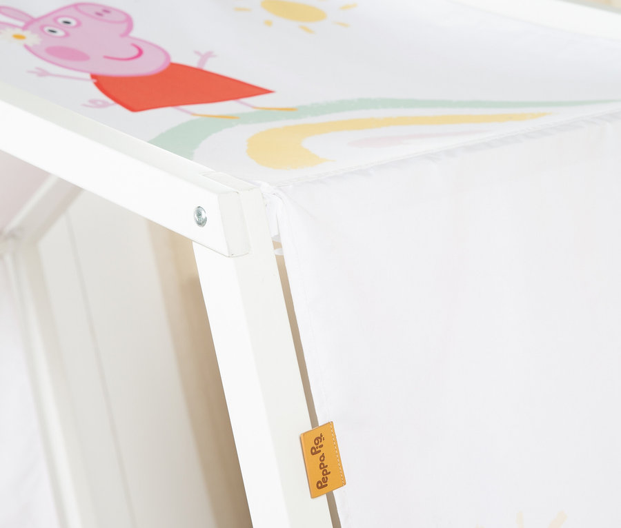 Detailansicht eines weißen Kinderbettgestells mit einem Peppa Pig-Motiv auf dem oberen Rahmen und einem Peppa Pig-Logo-Etikett an der Seite.