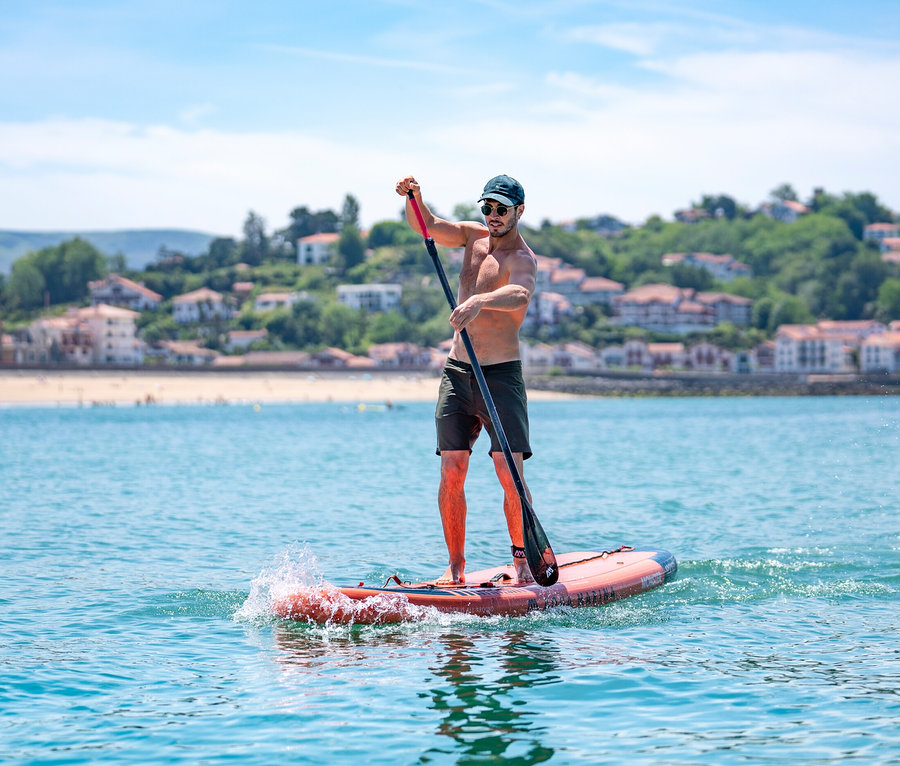 Mann paddelt stehend auf einem roten Aqua Marina SUP Board »Monster« 12'0".