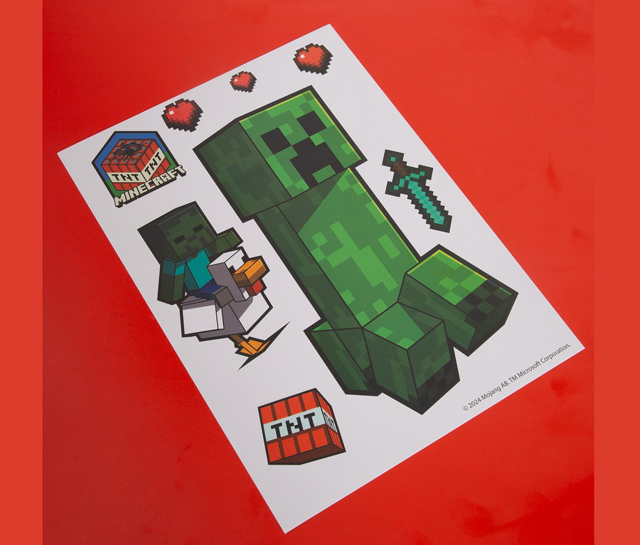 Ein Blatt mit sechs Minecraft Wandtattoos auf rotem Hintergrund.