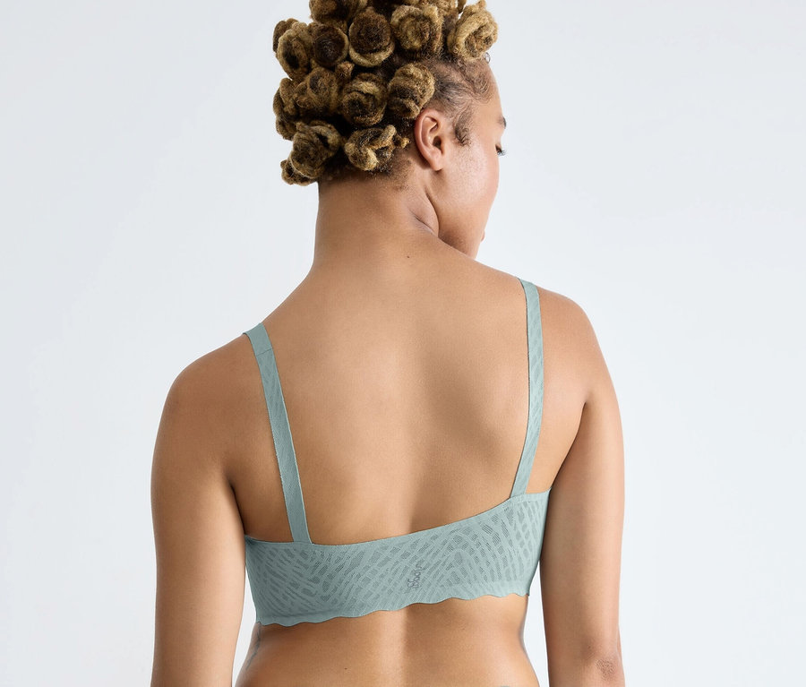 Frau von hinten trägt ein sloggi ZERO Feel Bliss Top und Unterhose in Misty Turquoise.