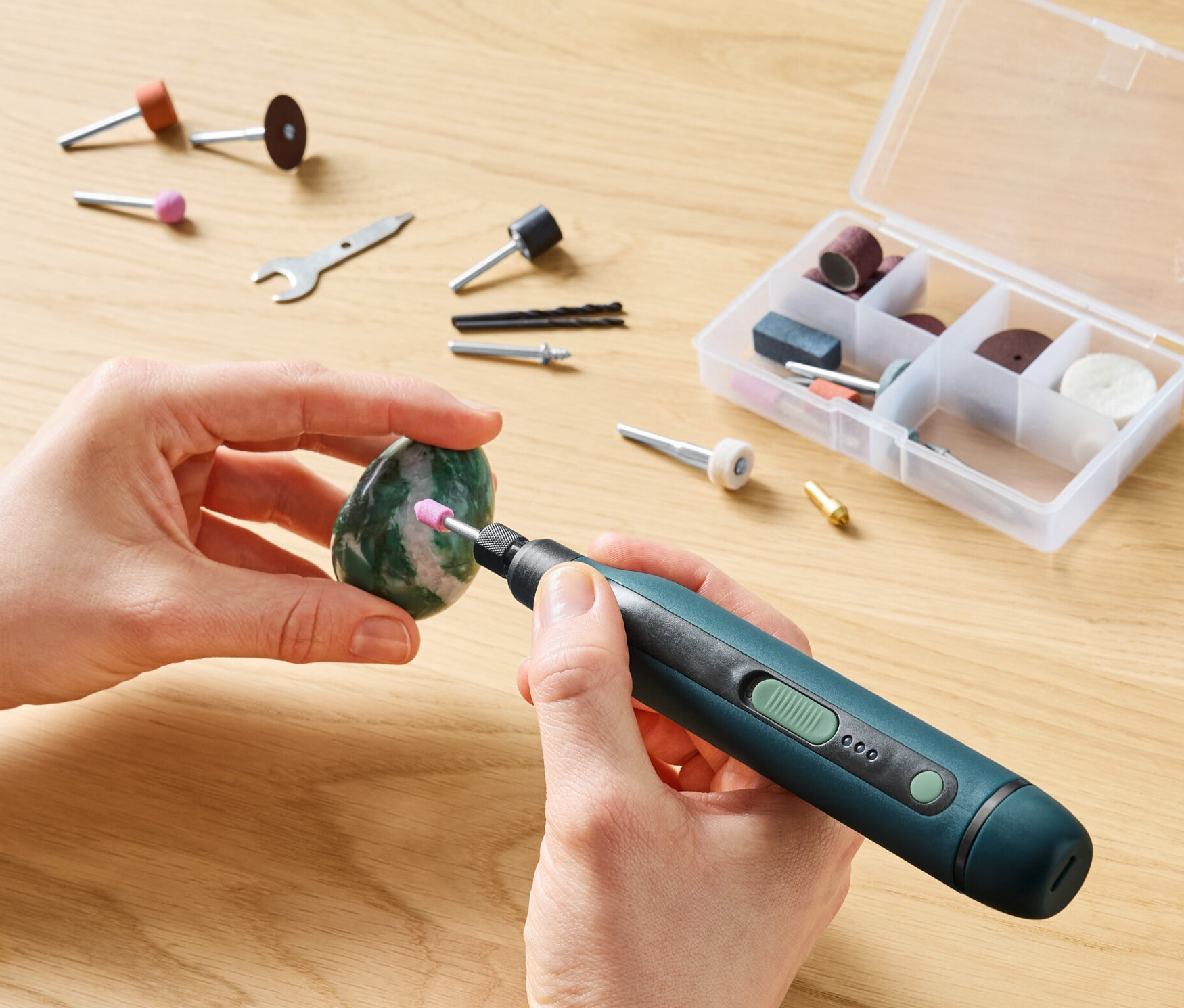 Frau bearbeitet Stein mit Akku-Multifunktionswerkzeug, 3,7 V.