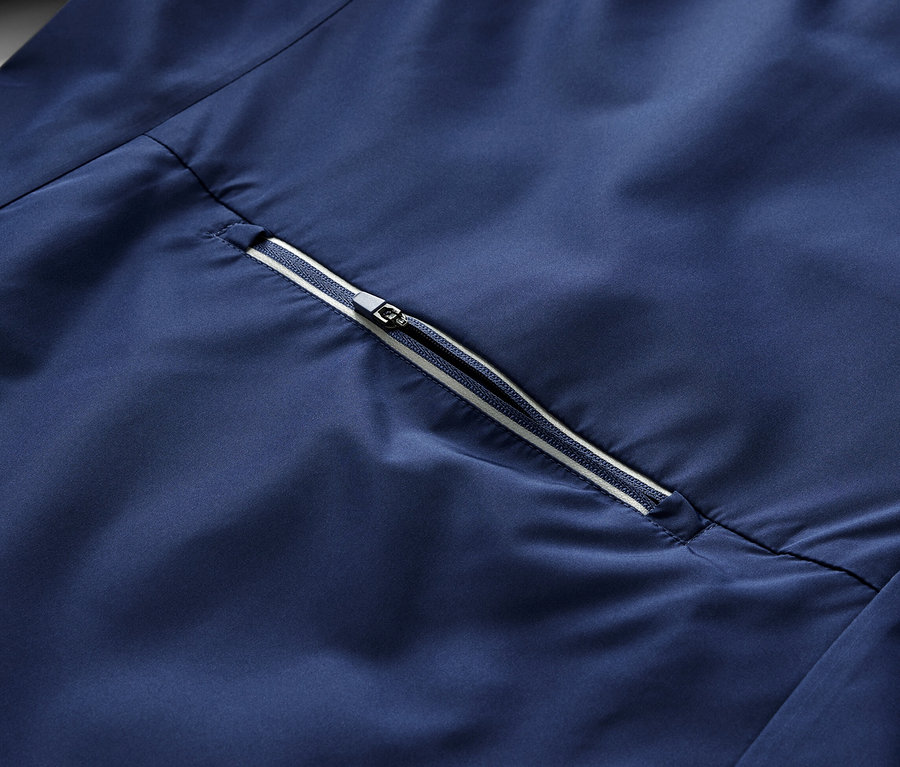 Detailansicht einer blauen 2-in-1-Fahrradjacke mit Reißverschluss.