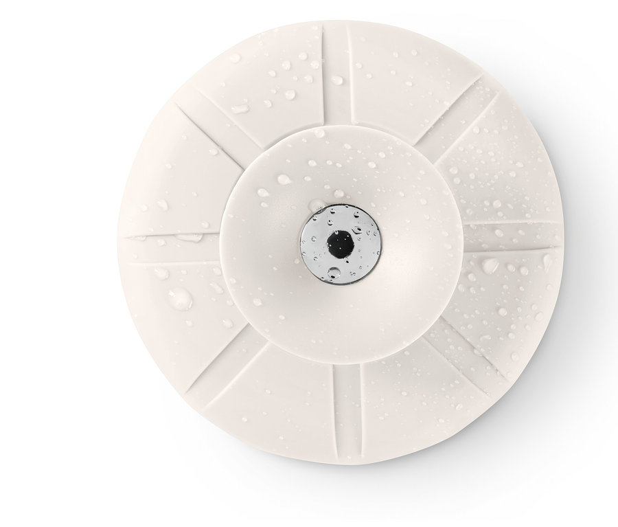 Weißes, kreisförmiges Objekt mit verchromter Mitte und Wassertropfen.