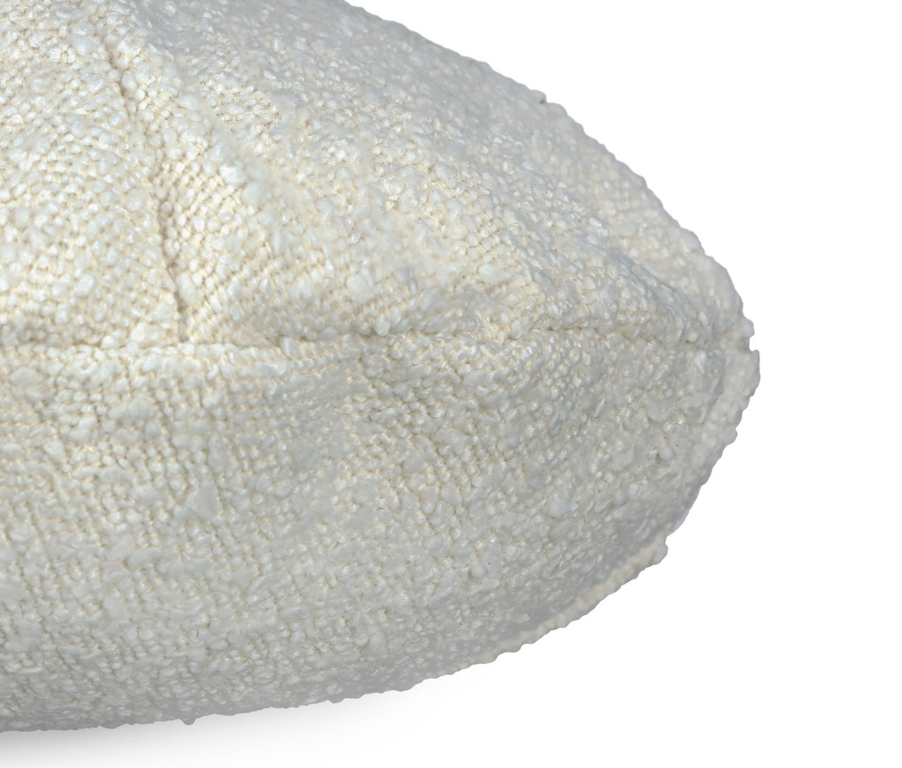 Detailaufnahme eines cremefarbenen Kissens mit Textur.