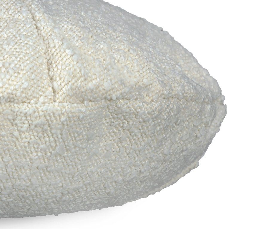 Detailaufnahme eines cremefarbenen Kissens mit Textur.