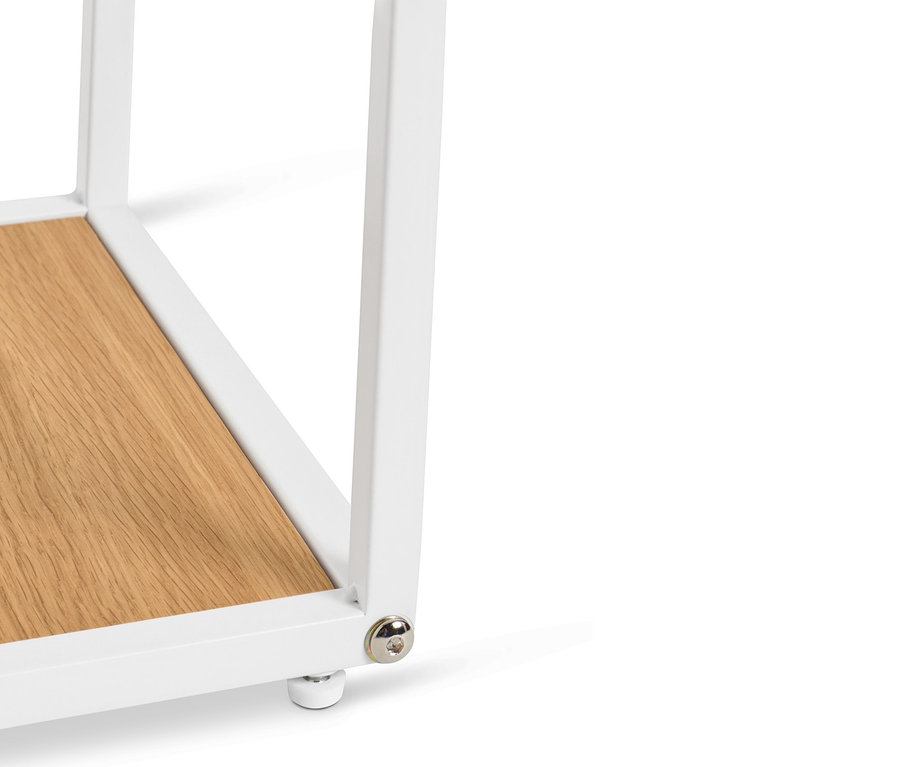 Detailaufnahme eines kleinen Standregals mit weißem Rahmen und Holzregalboden.