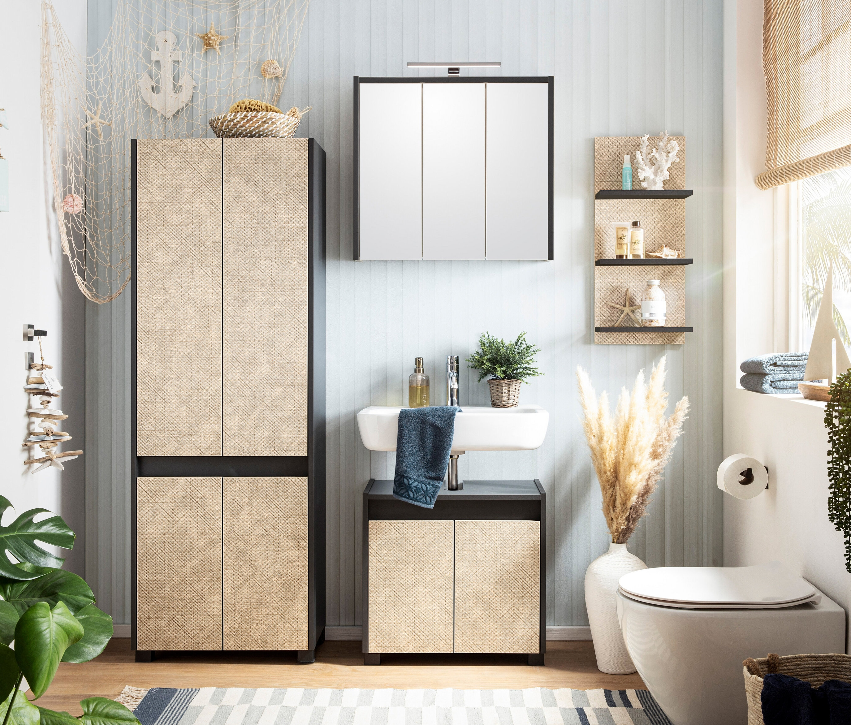 Badezimmer mit Hochschrank, Waschtisch mit Unterschrank, Spiegelschrank und Toilette.