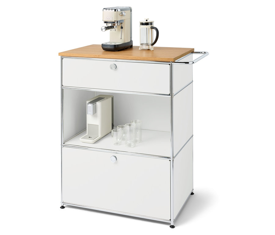 Weißer Servierwagen mit Schubladen und Kaffeemaschine, Filterkaffeemaschine und Gläsern.