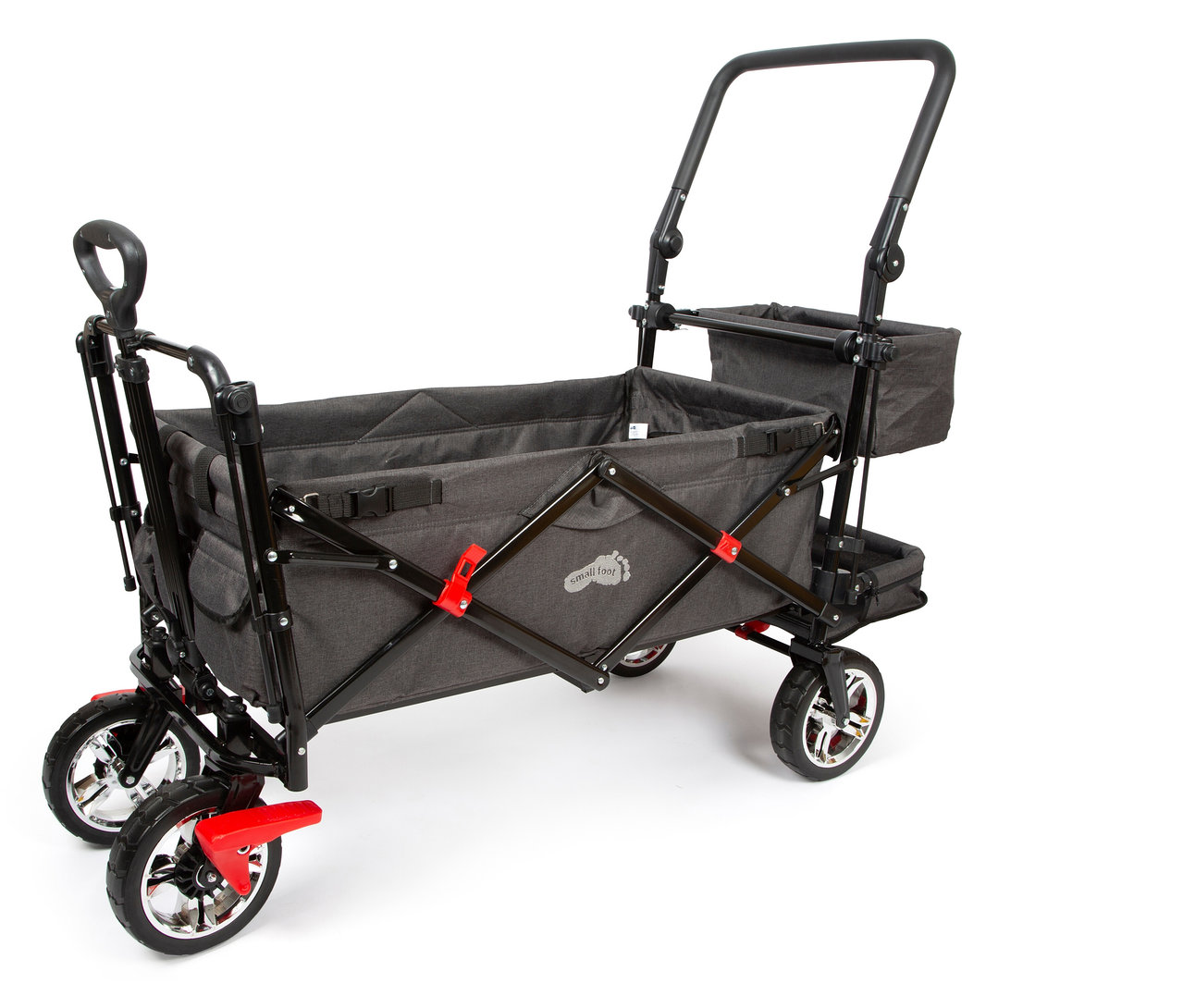 Ein small foot Bollerwagen mit Dach und Regencover, mit schwarzem Gestell, grauem Stoff und roten Akzenten.