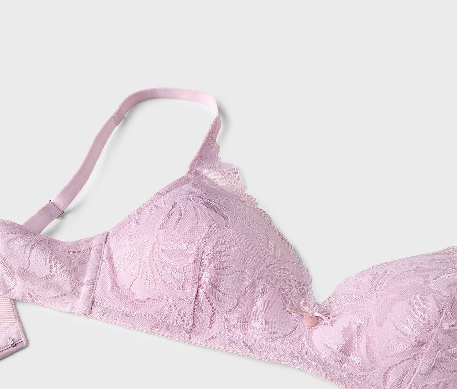 Nahaufnahme eines hellvioletten Spitzen-BHs mit verstellbaren Trägern.