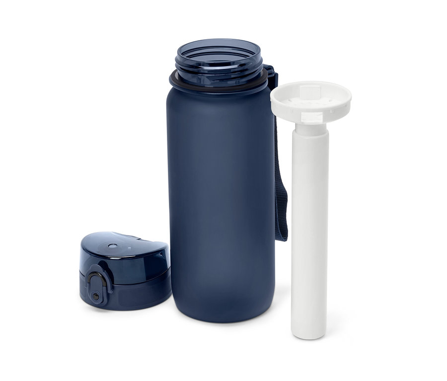 Blaue Wasserflasche mit Deckel und weißem Filter.
