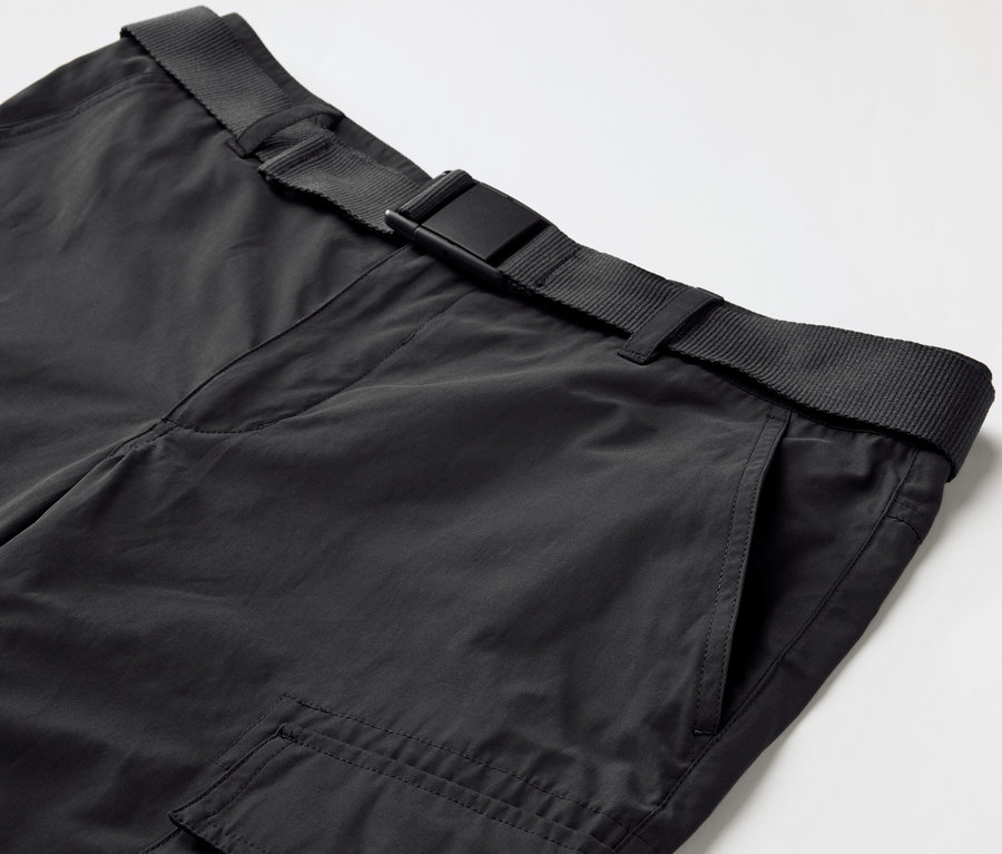 Detailaufnahme einer schwarzen Outdoorhose mit Moskito-Schutz und schwarzem Gürtel.