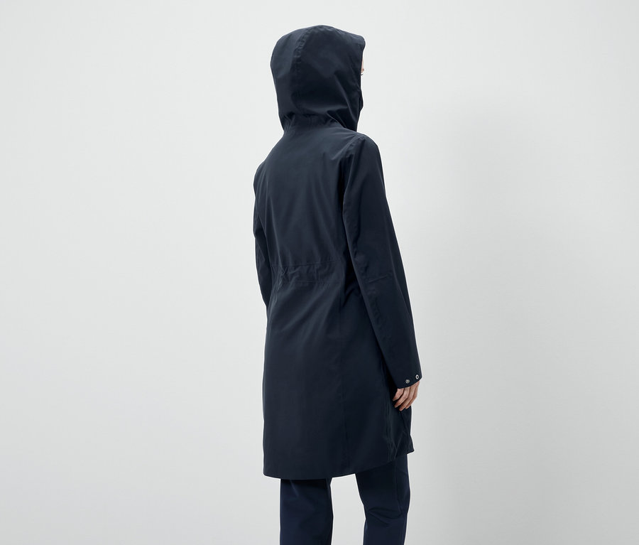 Rückansicht einer Person in einer dunkelblauen Kapuzenjacke.