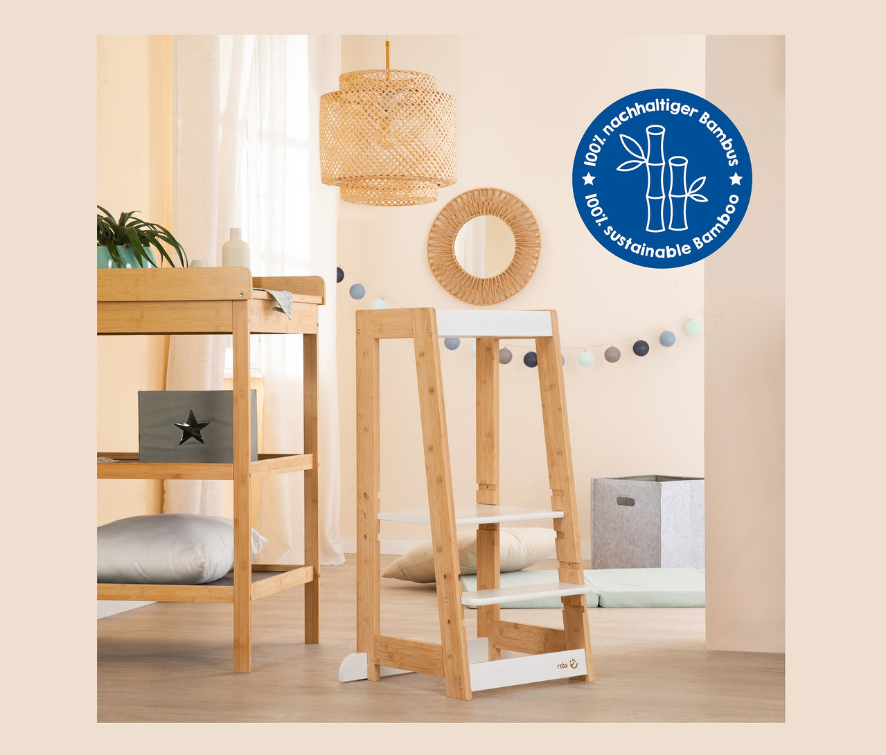 Ein roba Lernturm aus Holz in Weiß steht in einem Kinderzimmer.