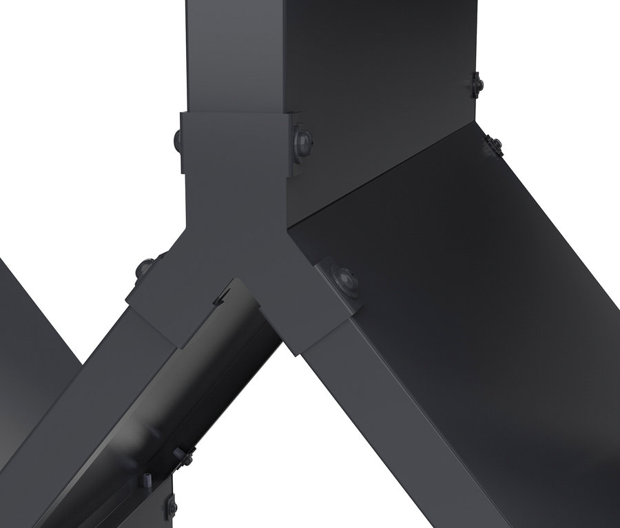 Detailansicht einer schwarzen Metallstruktur, die mit Schrauben verbunden ist.