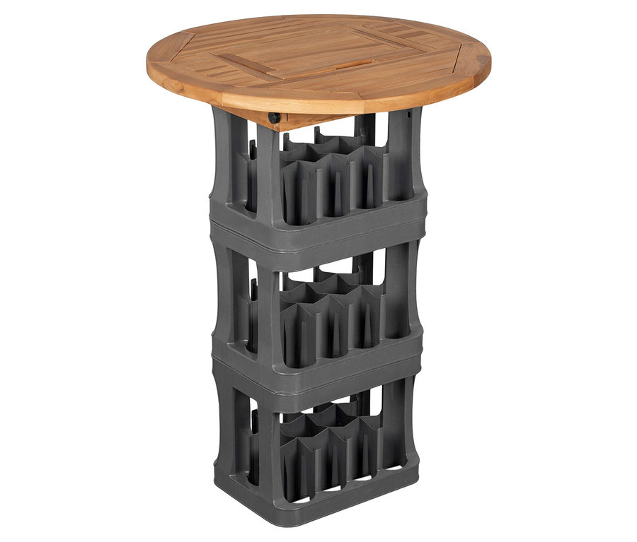 Ein runder Stehtisch mit einer Tischplatte aus Holz steht auf einem grauen, dreistöckigen Getränkekisten-Untergestell.