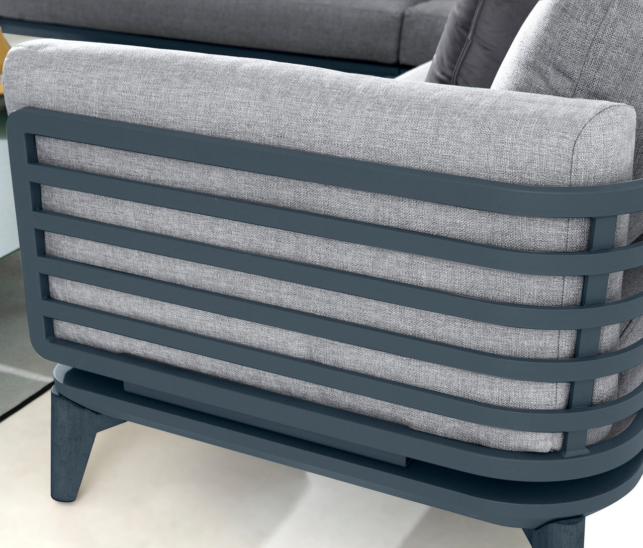 Detailansicht einer anthrazitfarbenen Leco Lounge-Ecke »Moss« mit Tisch.
