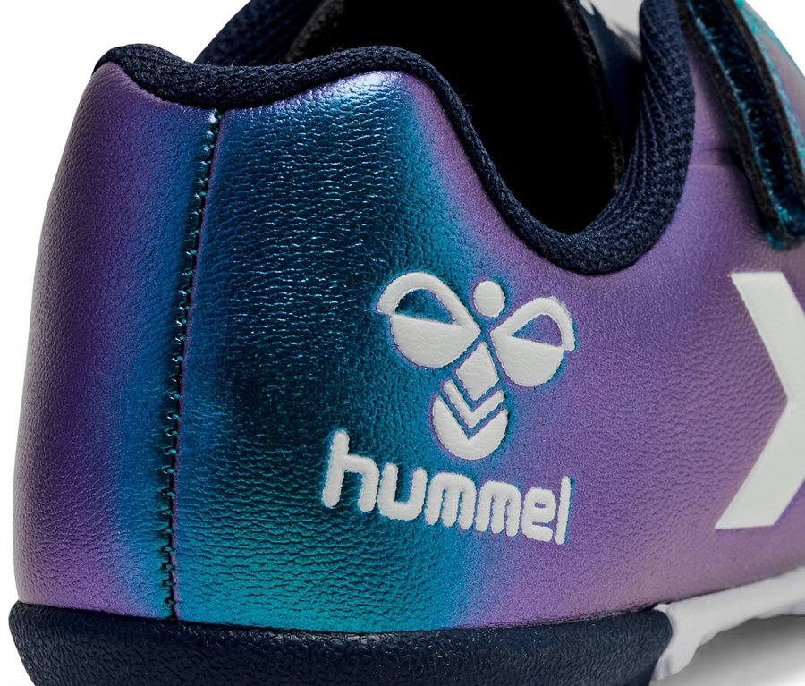 Detailansicht der Ferse eines Hummel-Schuhs mit blau-lila Farbverlauf und weißem Logo.