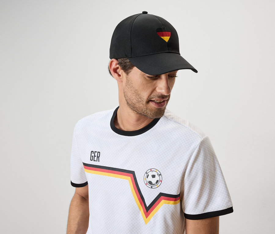 Mann mit schwarzer Kappe mit Deutschland-Flagge und Deutschland-T-Shirt.