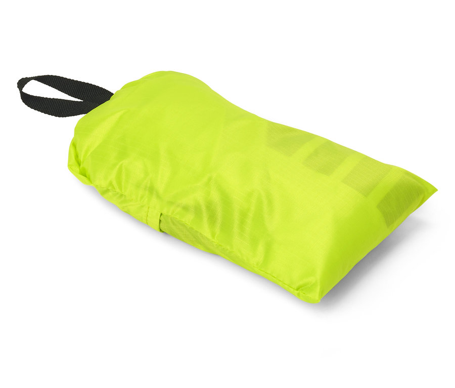 Ein neon-gelber Packsack liegt auf einem weißen Untergrund. Er hat eine schwarze Schlaufe an der Oberseite.