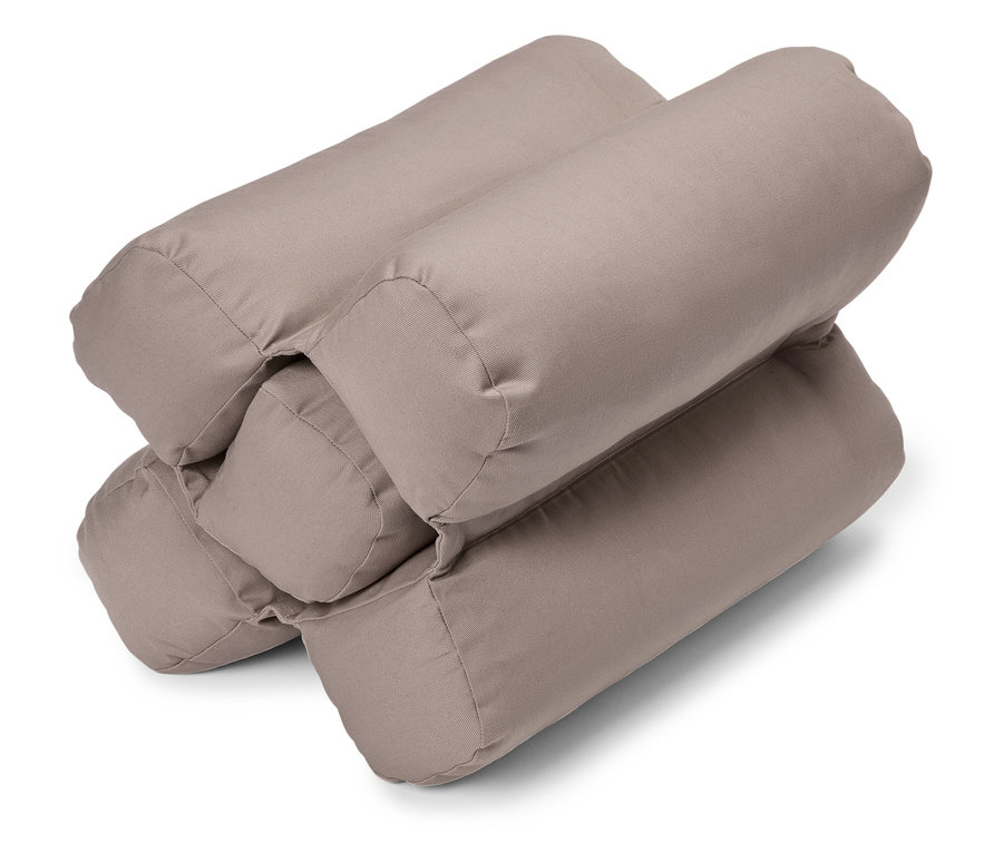 Stapel aus vier zylinderförmigen, taupefarbenen Kissen.