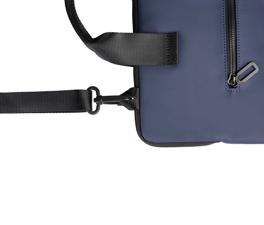 Detailaufnahme einer blauen Tasche mit schwarzem Riemen und Reißverschluss.