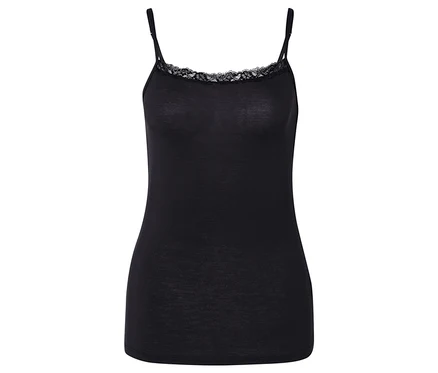 Schwarzes Tanktop mit Spaghettiträgern und Spitzenbesatz am Ausschnitt.