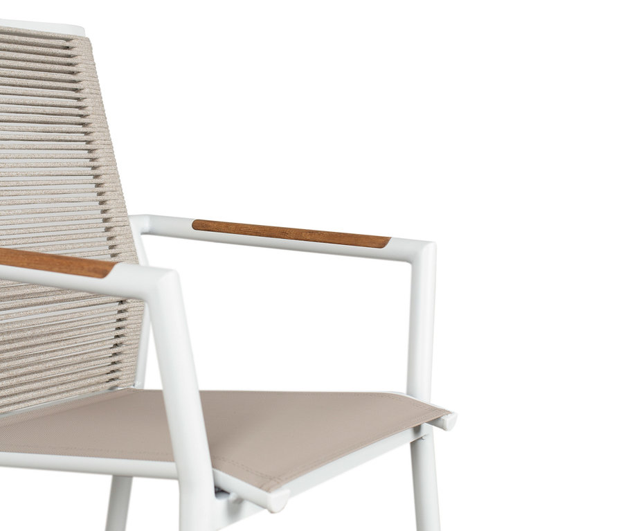 Detailansicht eines DeVries Stapelstuhls aus einem 2er-Set. Der Stuhl hat ein weißes Gestell, eine beige Sitzfläche und Armlehnen aus Holz.