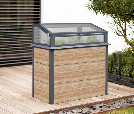 Hochbeet Schneckenschutz mit Frühbeetaufsatz in Holzoptik auf einer Terrasse.