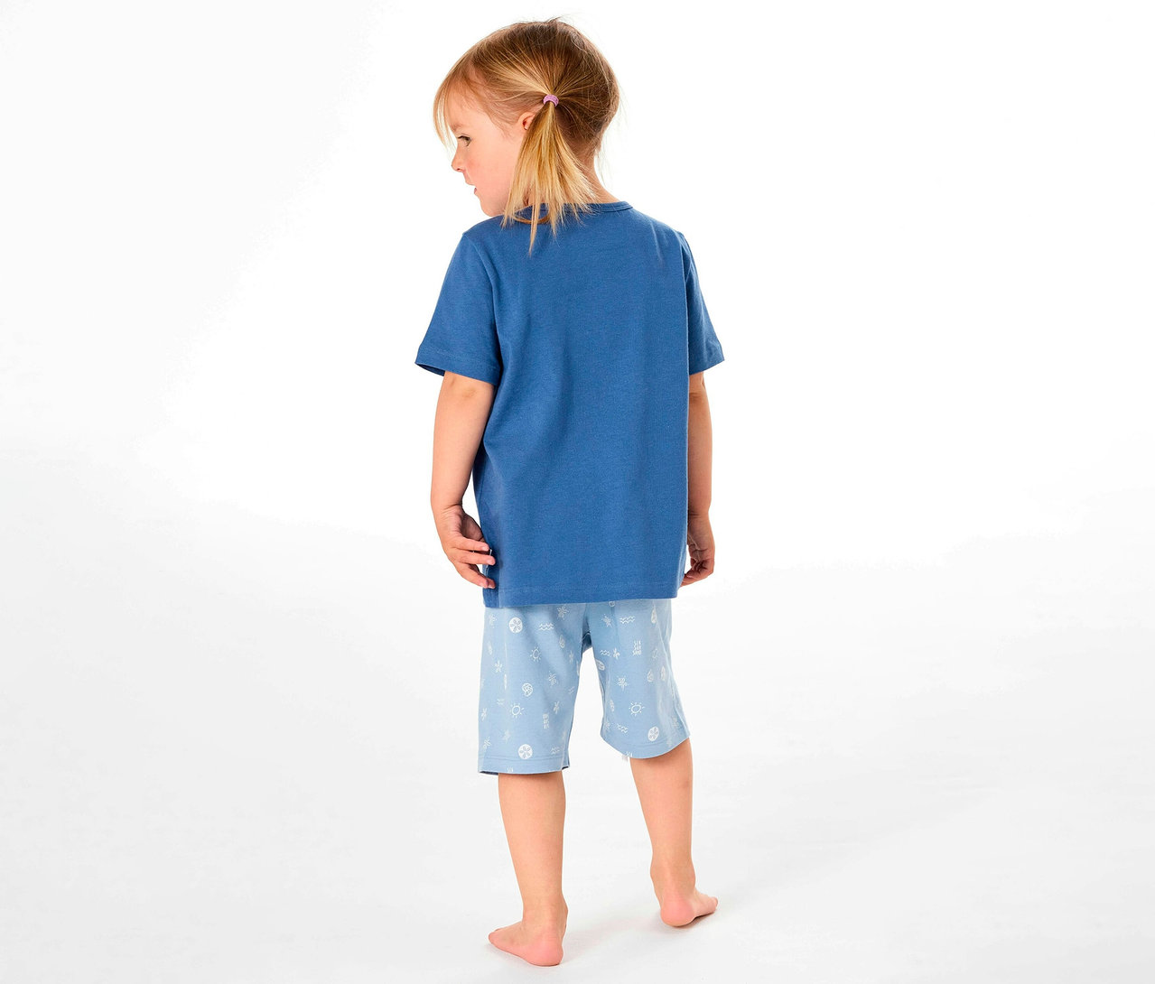 Hinten ist ein Mädchen im SCHIESSER kurzen Kinder-Pyjama zu sehen.