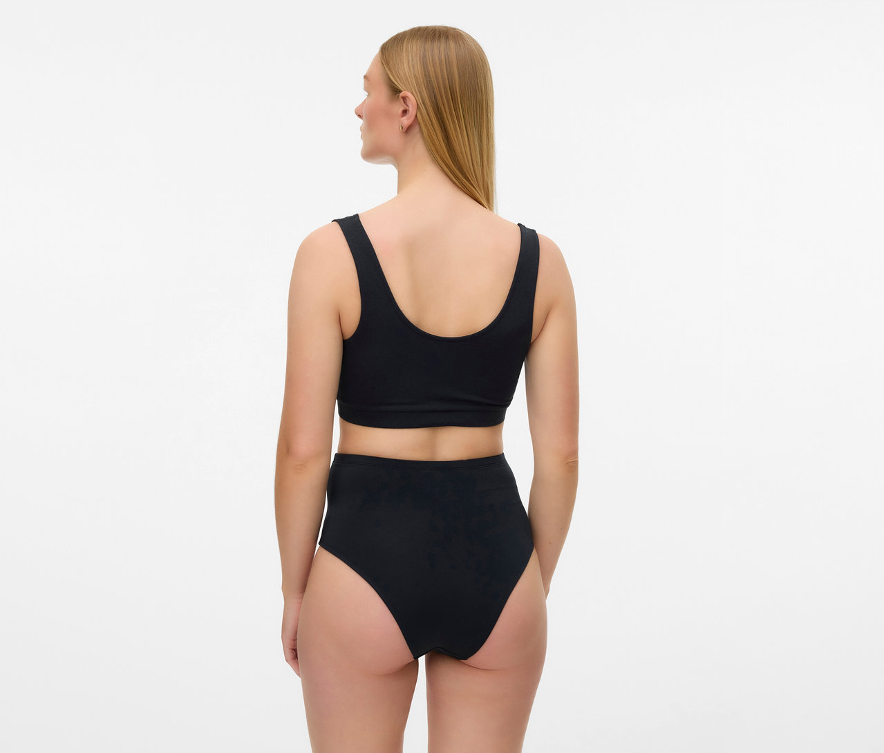 Frau von hinten mit MAMALICIOUS 2er Pack Schwangerschafts-BH »MLHELENA« und hochgeschnittener Unterhose.