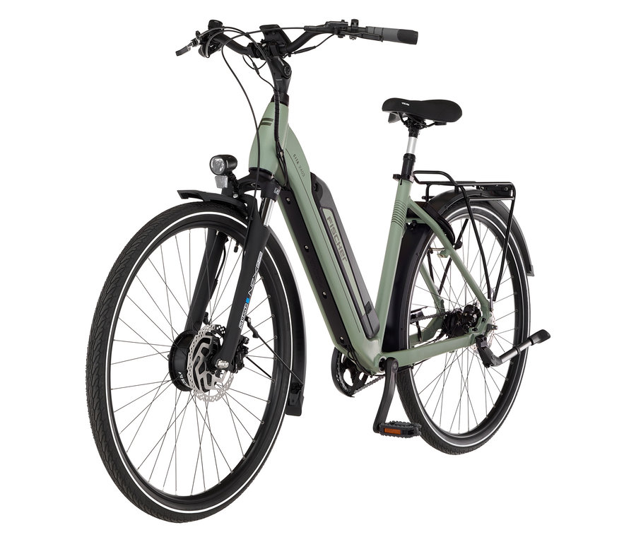 Ein grünes FISCHER City E-Bike CITA 2403 ACTIVE mit Rahmenhöhe 50 cm und 43 cm steht auf einem weißen Hintergrund.