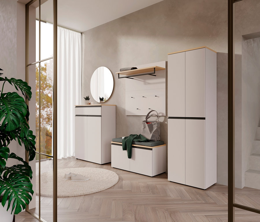 Flur mit Schuhbank »Cormano«, Spiegel, Garderobe, Ablage, Tasche und Schuhen auf einem Teppich.