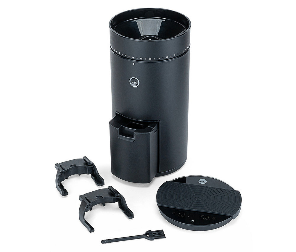 Schwarze Wilfa Uniform Evo CG4B-S150 Kaffeemühle mit Waage, zwei Halterungen und einer Reinigungsbürste auf weißem Hintergrund.