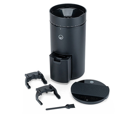 Eine schwarze Wilfa Kaffeemühle steht neben einer Waage, zwei Halterungen und einer Bürste.
