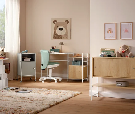 Ein mintfarbener Topstar Sitness »Home S'cool« Stuhl steht vor einem Schreibtisch. Auf dem Boden liegt ein beiger Teppich »Himalaya«.