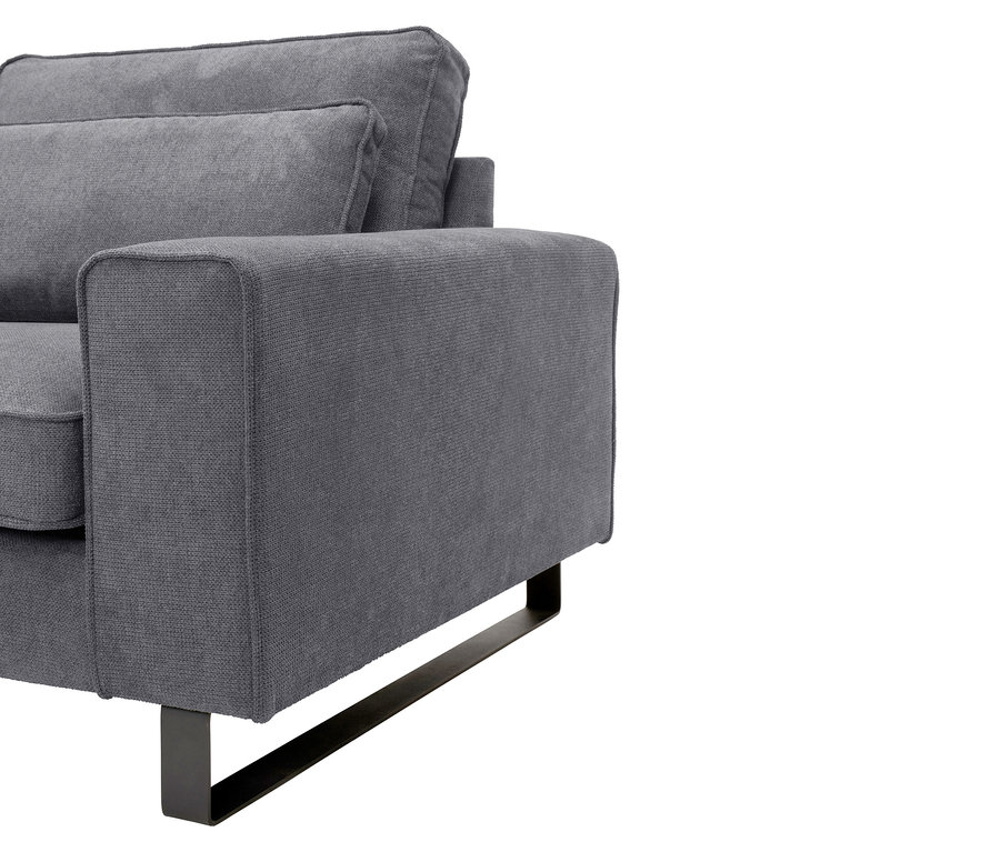 Detailansicht eines grauen Stoffsofas mit schwarzen Metallfüßen.