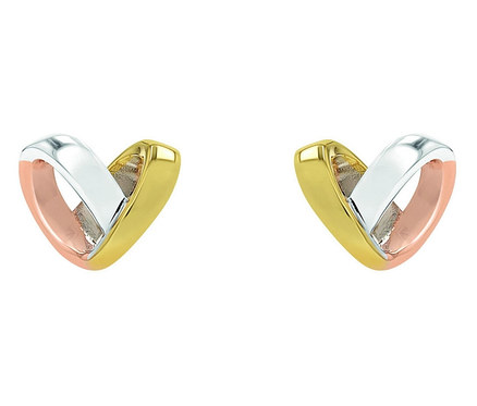 Nahaufnahme von Amor Ohrschmuck mit Herz-Motiv vor einem weißen Hintergrund.