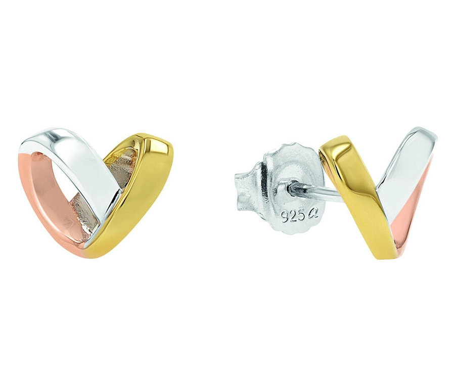 Nahaufnahme von Amor Ohrschmuck mit Herz-Motiv, dreifarbig.