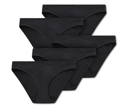 Fünf schwarze Baumwollslips liegen übereinander, jeder mit einer kleinen Schleife in der Mitte.
